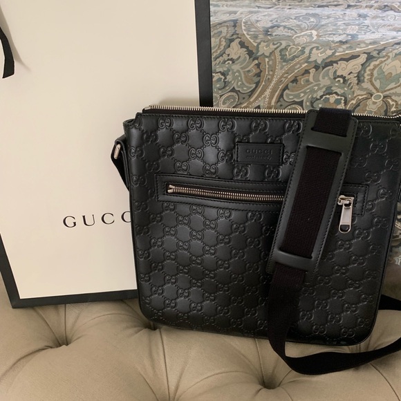 gucci signature leather messenger bag